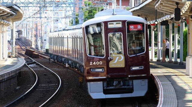Local train platform between Kyoto and Osaka