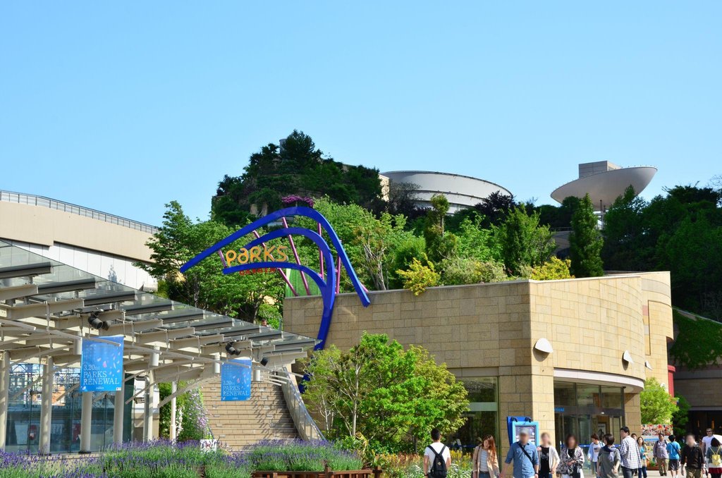 Rooftop garden at Namba Parks shopping mall
