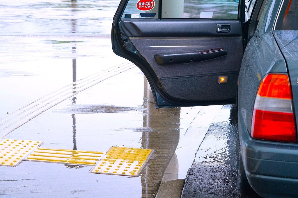 Taxi service in Osaka during rain