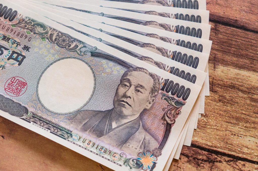 Retired sumo wrestler receiving retirement payment
