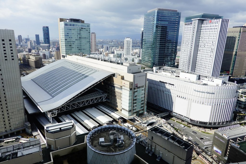 Train platform and railway tracks connecting Osaka to Nara
