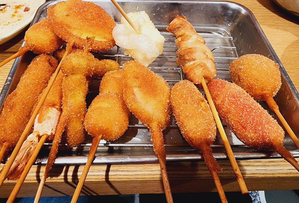 Kushikatsu and bar-hopping spots in Shinsekai at night