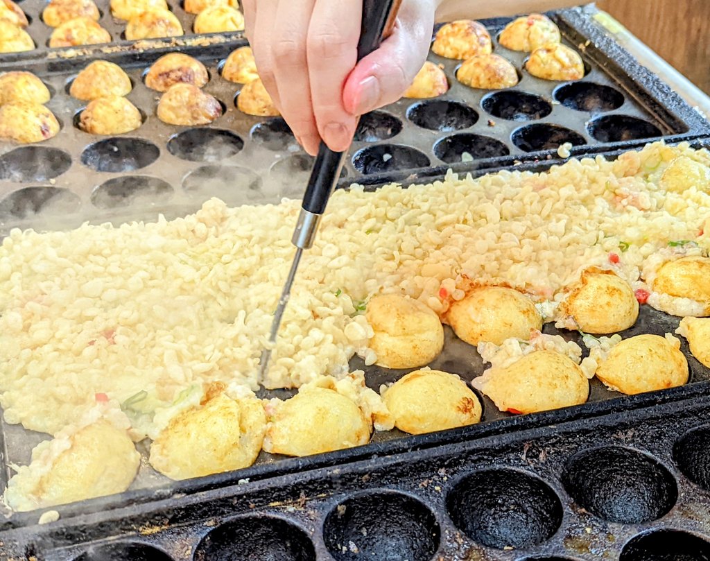 Eating kushikatsu with proper technique in Osaka