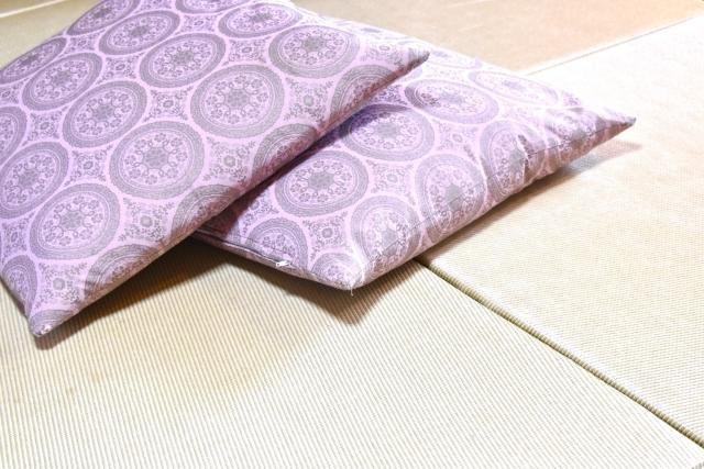 Sumo tournament seating and cushion etiquette