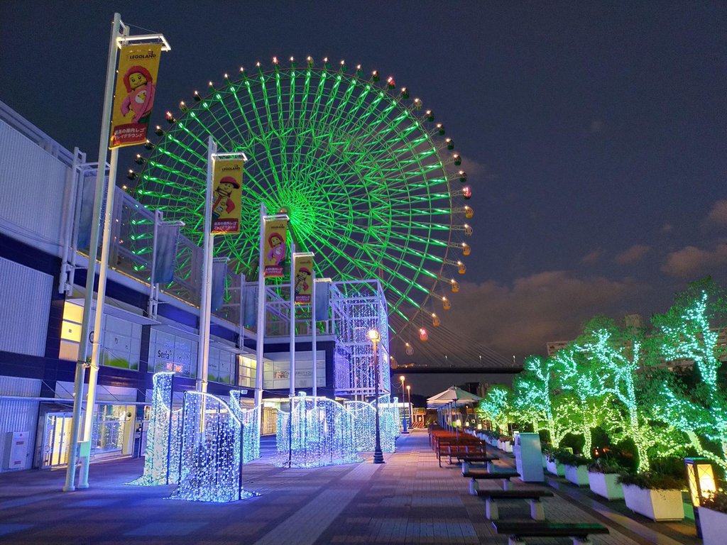 Tempozan ferris wheel and bay area at night in Osaka