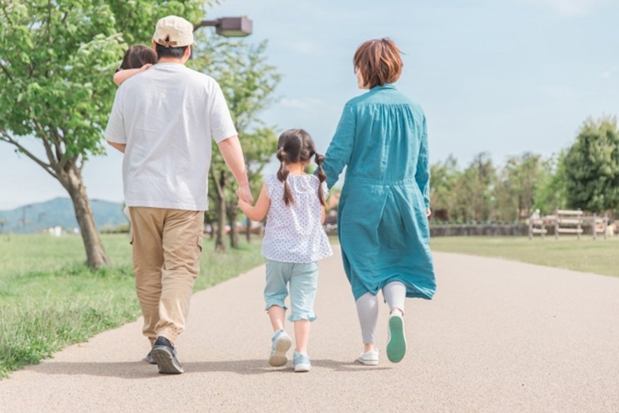 Family with children on osaka food tour