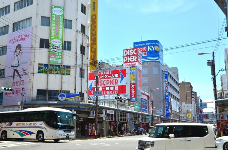 Maid cafe and arcade game centers in Den Den Town