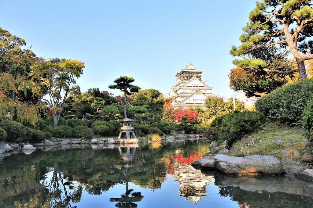 Historical view of Osaka Castle through the ages