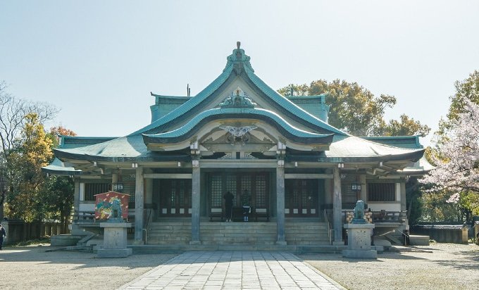 Osaka Castle main tower framed by Hokoku Shrine torii gate