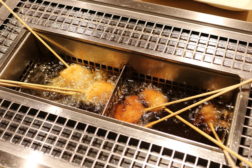 Kushikatsu shops in Janjan Yokocho