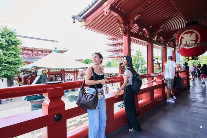 Tour guide at Senso-ji Temple in Asakusa