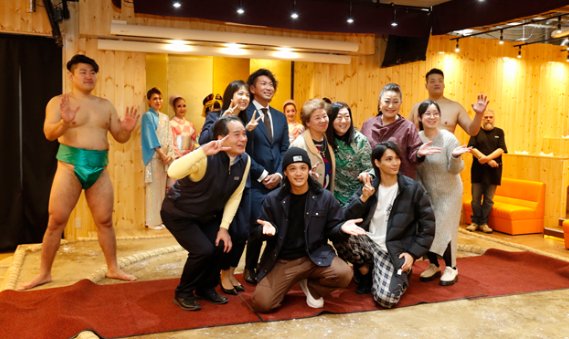 Commemorative photo with rikishi at Kyoto Sumo Club