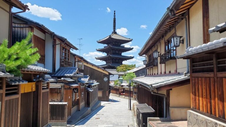 Sumo Shows in Kyoto: 2 Venues Where Former Rikishi Perform Bouts in English, and How to Choose